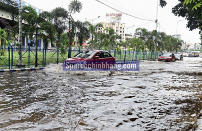 4 điều cần lưu ý khi điều khiển ô tô qua vùng ngập lụt