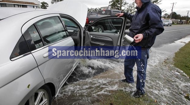 Lau sạch nước bị ứ lại trên sàn xe ô tô khi bị ngập nước