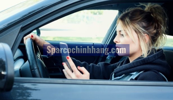 Sử dụng điện thoại di động khi điều khiển xe là rất nguy hiểm