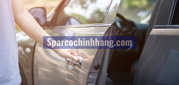 Mở cửa xe cho thông thoáng trước khi bật điều hòa và bước lên xe