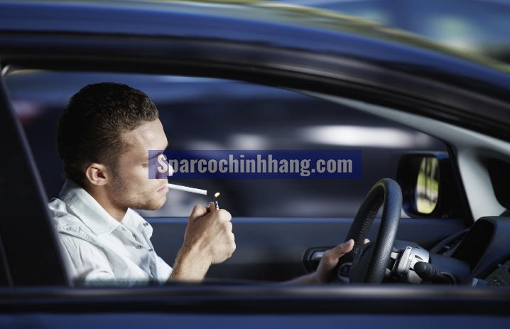 Hút thuốc là một hành động bị cấm khi điều khiển ô tô