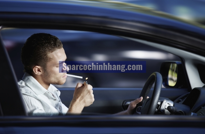 Tuyệt đối đừng nên hút thuốc lá trên ô tô