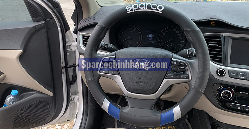 Bọc vô lăng SPARCO SPC1115BL trên xe Hyundai Accent